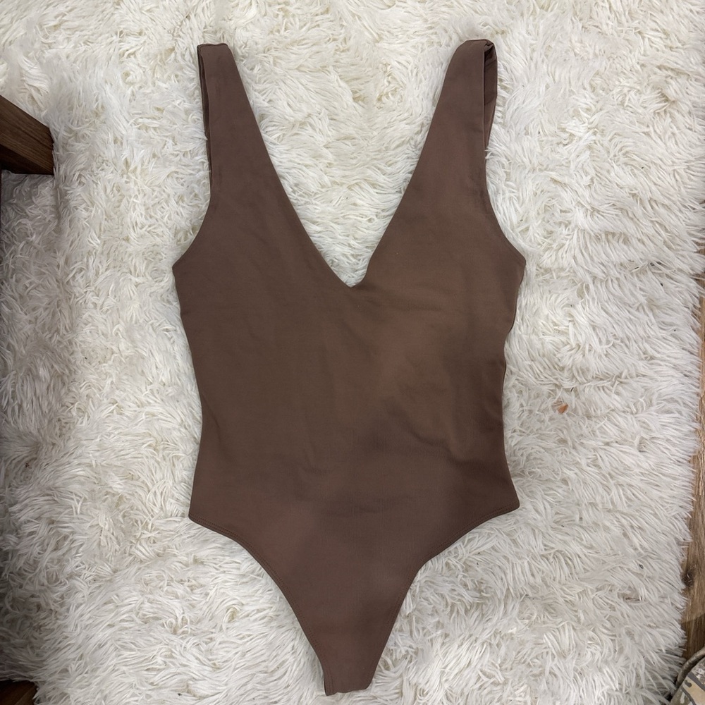 Aritzia Babaton v-neck bodysuit